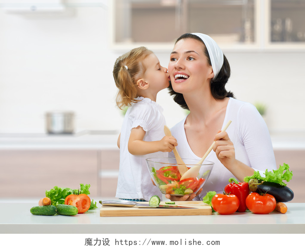 女孩在厨房亲吻她的妈妈健康食品